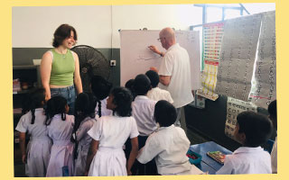 Dieter gibt mit Enkelin Annabelle Englischunterricht